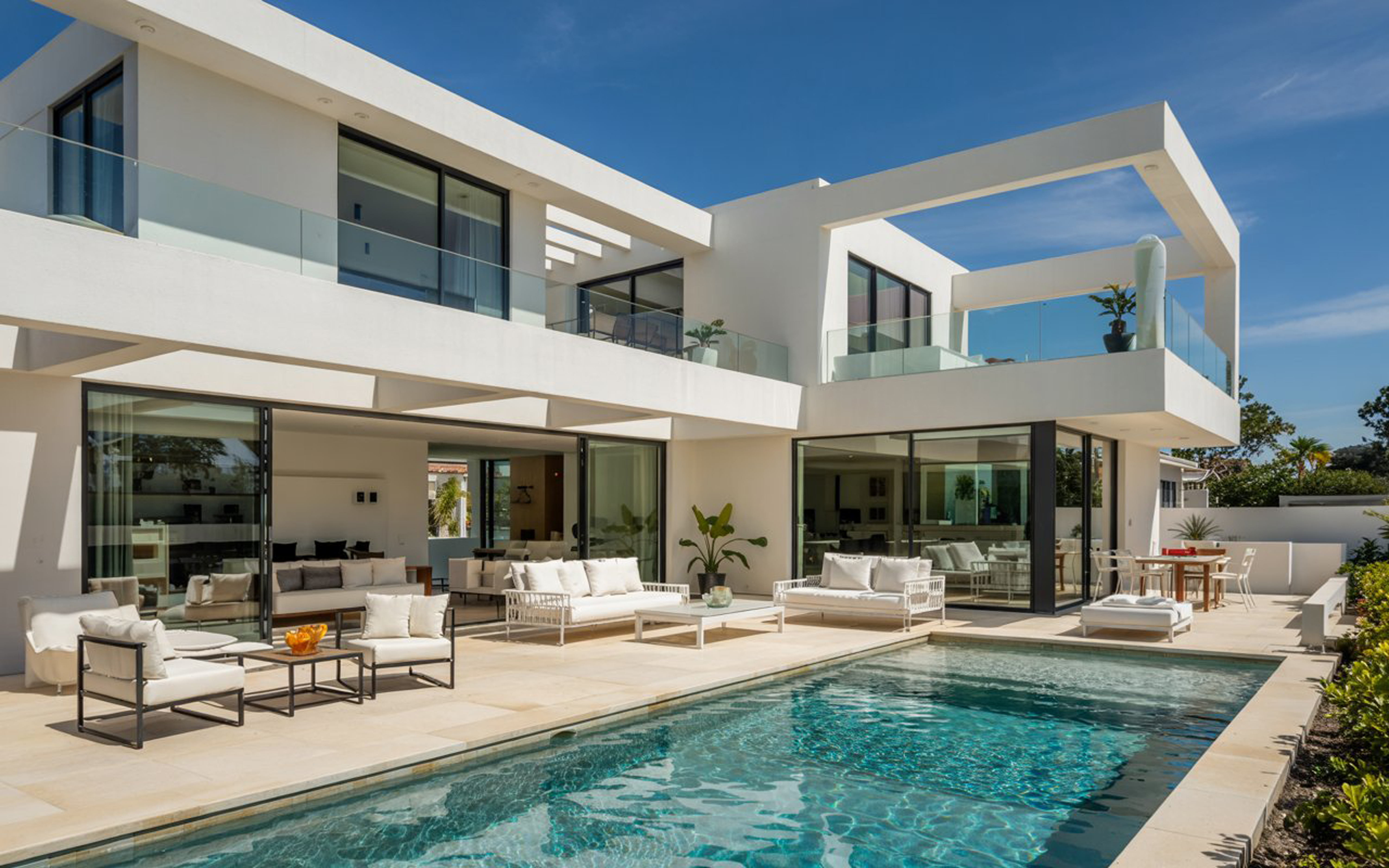 Villa contemporaine avec piscine et terrasse ensoleillée